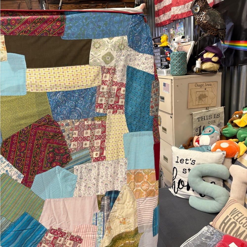 Vibrant Patchwork Quilt Had Made Vintage Fabric - Picture 7 of 15